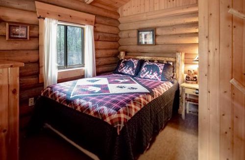 Bigfork Hotel | Experience Montana Cabins - Bear's Den #4