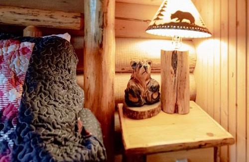 Bigfork Hotel | Experience Montana Cabins - Bear's Den #4
