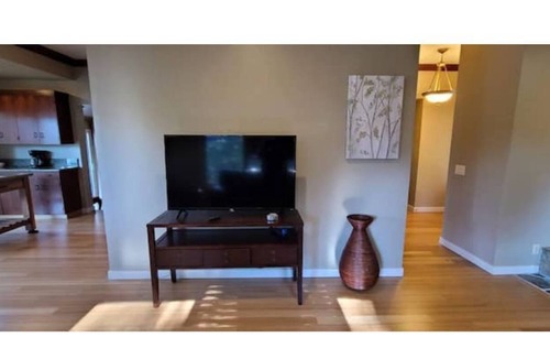 Marcola House | Experience Nature in this River Front Hideaway