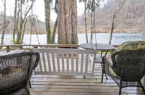 Marcola House | Experience Nature in this River Front Hideaway