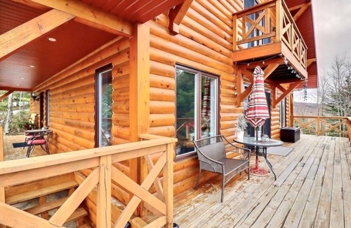 Sainte-Adele Ski Chalet | Experience Nature’s Beauty: Rent Our Charming Cottage