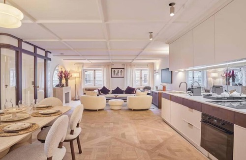 Quartier des Invalides Apartment | EXPERIENCE PARISIAN ELEGANCE, LOCATED IN BETWEEN INVALIDES & SAINT-GERMAIN