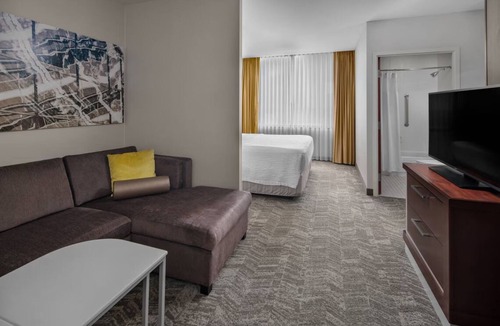 Norwood Park Hotel | Experience Quiet Comfort in 2 Family-Friendly Suites w/Pool & Free Parking