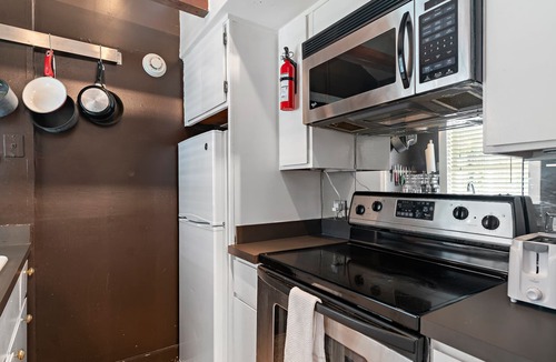 Historic Downtown Savannah Cottage | Experience Savannah like you live here! Shared Courtyard! Dog Friendly!