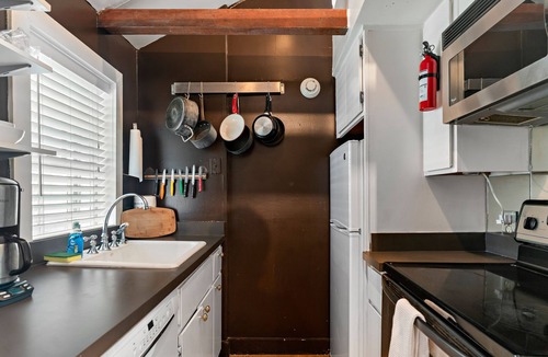 Historic Downtown Savannah Cottage | Experience Savannah like you live here! Shared Courtyard! Dog Friendly!