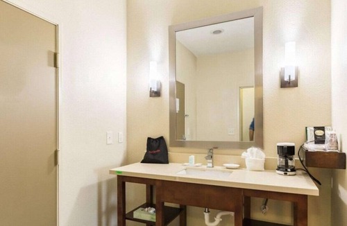 Northeast Houston House | Experience the Best King Room for Your Getaway