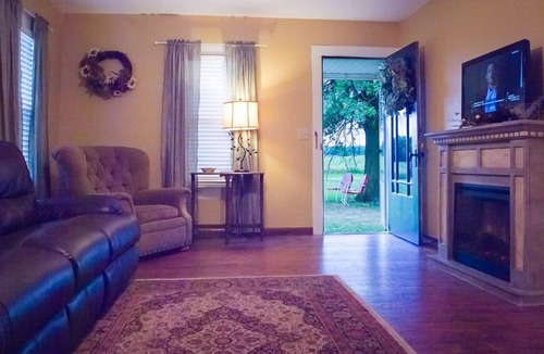Parsons House | Experience The Quiet Of The Farm With Upscale Amenities.