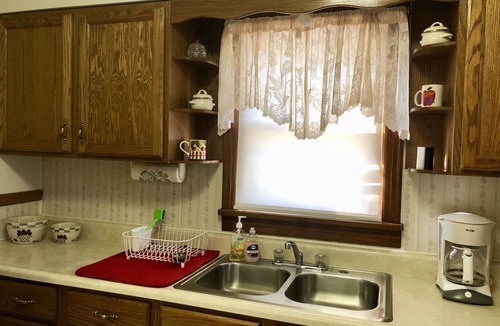 Ste Genevieve House | Experience this cozy & quiet bungalow w/antique typewriters & local made quilts