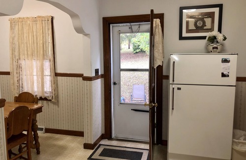 Ste Genevieve House | Experience this cozy & quiet bungalow w/antique typewriters & local made quilts