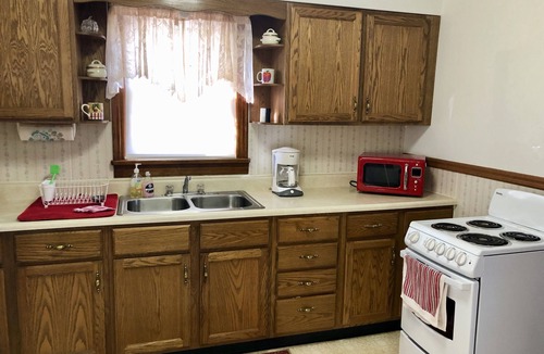 Ste Genevieve House | Experience this cozy & quiet bungalow w/antique typewriters & local made quilts