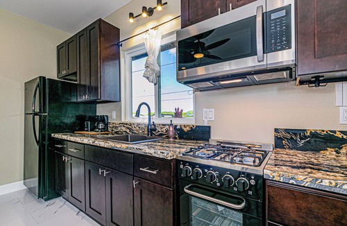 Hilo Apartment | Experience Tropical Tranquility: Luxury Studio Home in Hilo!