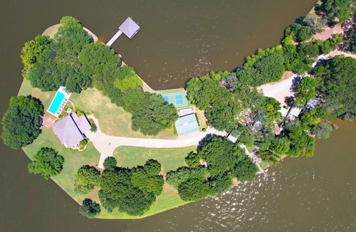 Malakoff Cottage | Experience Ultimate Lakeside Relaxation: Rent The Whole Nest - Four Modern Cottages at Cedar Creek Lake