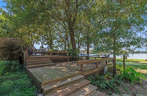 Malakoff Cottage | Experience Ultimate Lakeside Relaxation: Rent The Whole Nest - Four Modern Cottages at Cedar Creek Lake