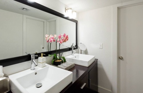 West End Condo | Explore Downtown Austin from a Hip Condo with a Balcony