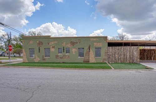 Burkburnett Apartment | Explore Dtwn Burkburnett! Industrial Apt w/Patio