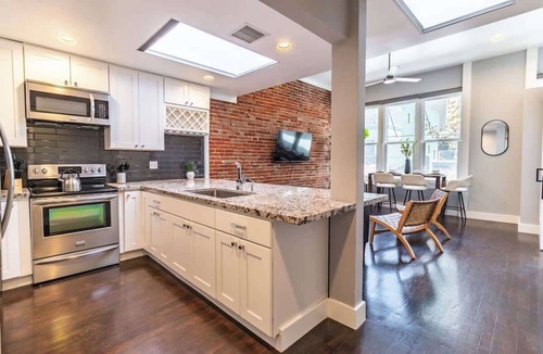 Gaslamp Quarter Apartment | Explore Gaslamp from Luxury 2br sleeps 5