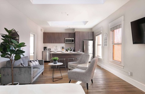 Gaslamp Quarter Bed & Breakfast | Explore Gaslamp in this Trendy 2BR | Sleeps 5!