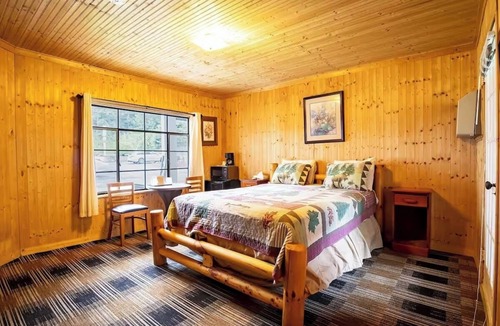 Cherokee Hotel | Explore Great Smoky Mountains from Your Private Base Room With River Access