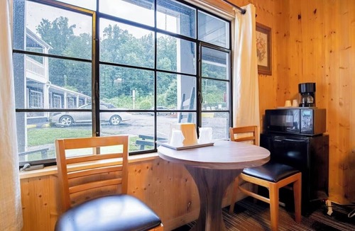 Cherokee Hotel | Explore Great Smoky Mountains from Your Private Base Room With River Access