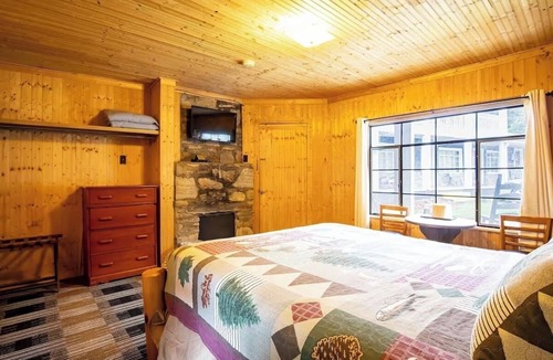 Cherokee Hotel | Explore Great Smoky Mountains from Your Private Base Room With River Access