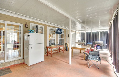 Long Beach House | Explore Gulf Coast & Beyond! Home w/Yard & Games