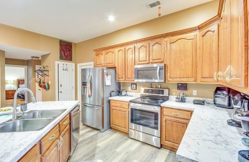 Long Beach House | Explore Gulf Coast & Beyond! Home w/Yard & Games