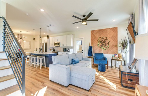 Northside Cottage | Explore Houston! Pet-friendly Home Near Downtown