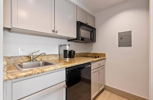FM 1960 Hotel | Explore Houston’s Attractions from a Quiet Room, Perfect for a Relaxing Stay