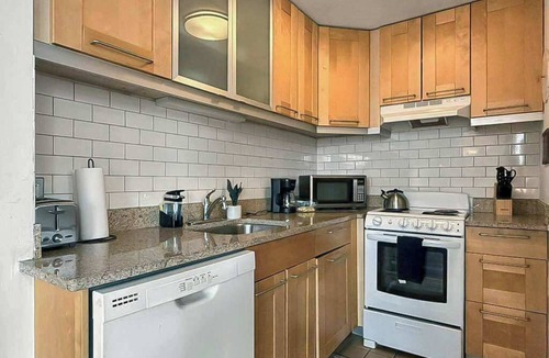 Hyde Park Apartment | Explore Hyde Park: 2BR Apartment on Blackstone Ave