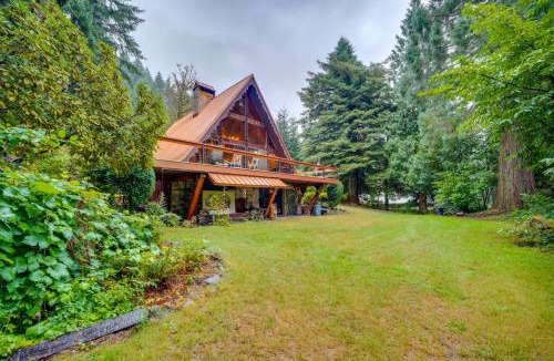 Mount St. Helens House | Explore Mt St Helens A-Frame Chalet with Deck!