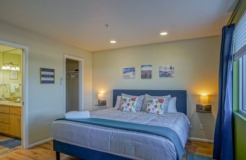 University Heights Apartment | Explore NM! 2bd/2ba, walk to UNM, King bed, Balcony