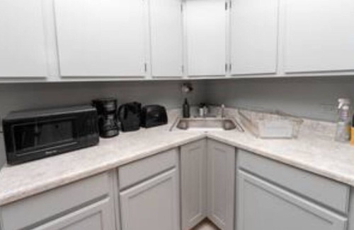 West Ridge Apartment | Explore Northside from Modern Studio Apartment near Dining and Shops + Laundry