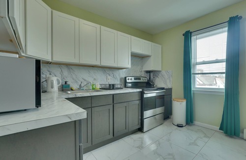 South Side Apartment | Explore NYC, Parks & Beaches! Top-Floor Apt