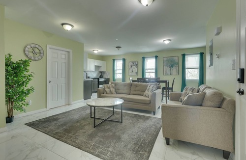 South Side Apartment | Explore NYC, Parks & Beaches! Top-Floor Apt