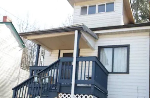 Marshall-Shadeland House | Explore Pittsburgh from a Modern, Hip Bungalow