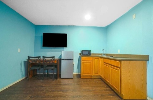 Flour Bluff Hotel | Explore Room Parking Available Near Mustang Island Beach Pet Friendly
