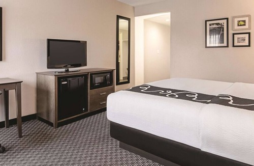 Portland House | Explore The Best Of Portland! 3 Pet-friendly Hotel Units, Free Breakfast!