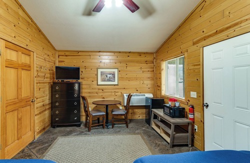 Waumandee Apartment | Explore the Mississippi River! Cabin in Cochrane
