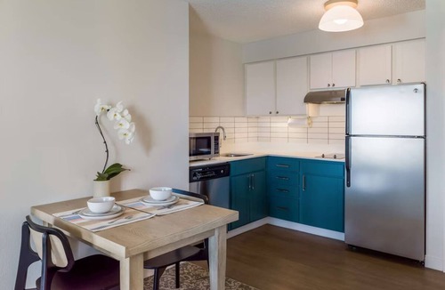 Oyster Point Hotel | Explore the City! Studio Suite w/Free Breakfast, Free Shuttle, Full Kitchen!