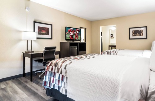 Dandridge Hotel | Explore TN: Affordable Room Near Patriot Park & SkyLand Ranch