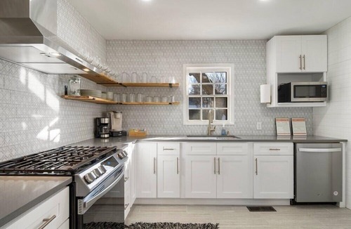 Tulsa House | EXPO's Cheerful 4-Bed w/Firepit Cherry St, UticaSq