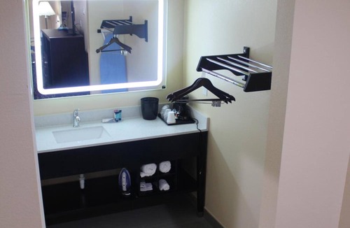Humble Hotel | Express Inn & Suites - Bush Airport