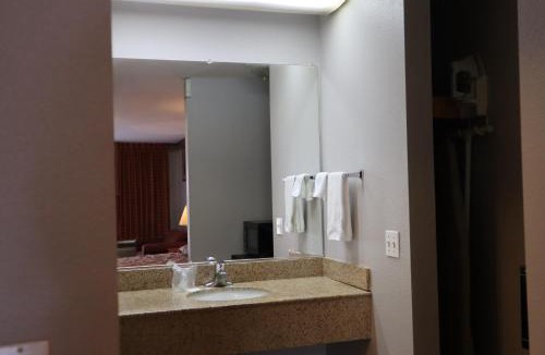 West Eugene Hotel | Express Inn & Suites Eugene