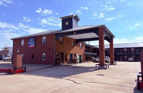 Barker Hotel | Express Inn & Suites Houston Katy
