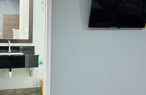 El Campo Hotel | EXPRESS INN & SUITES
