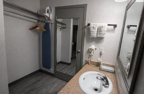 Greenville Hotel | Express Inn & Suites