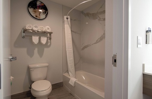 Woodlake - Briar Meadow Hotel | Express INN & Suites