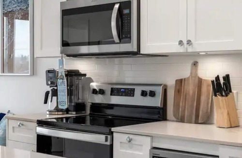 Crescent Heights Apartment | Exquisite 2 Bed Condo near DT Core W/Free Parking