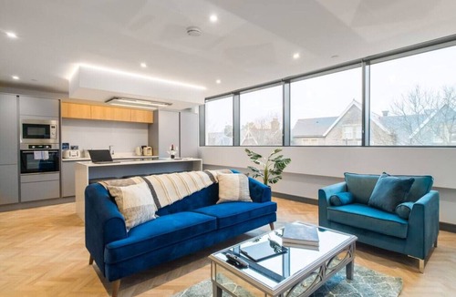 Penarth Apartment | Exquisite 2 Bed Duplex Apt | Secure Parking | Gym