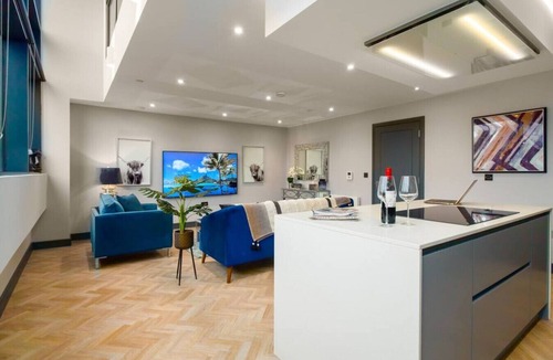 Penarth Apartment | Exquisite 2 Bed Duplex Apt | Secure Parking | Gym